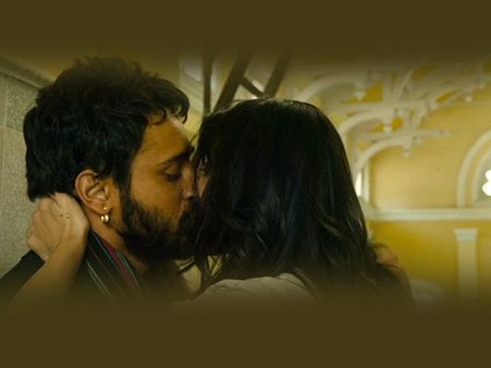 गुलाबो से भी ज्यादा गुलाबी मटरू...