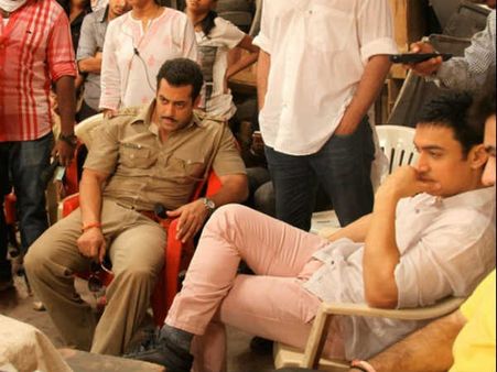 Pics: दबंग 2 के सेट पर आमिर पहुंचे पांडेजी से मिलने