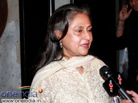 अगर चुनाव लड़ा तो अमिताभ घर से निकाल देंगे: जया बच्चन