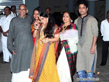 Pictures: विद्या के हाथों में सजी सिद्धार्थ के नाम की मेंहदी