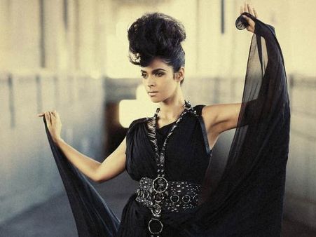 हाय राम.. मल्लिका का ठुमका 1.5 करोड़ का...