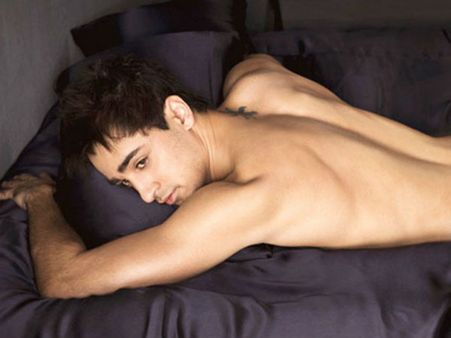 मटरू.. के लिए इमरान बांट रहे हैं बोतल