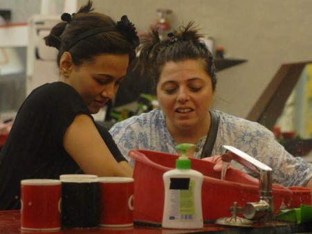 बिग बॉस- तलाकशुदा बीवी के सामने सना को दिल दे बैठे राजीव