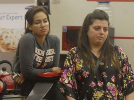 डेलनाज के होते हुए सना को किस किया राजीव ने!