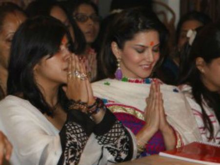 सन्नी के मंदिर जाने पर शिव सेना खफा