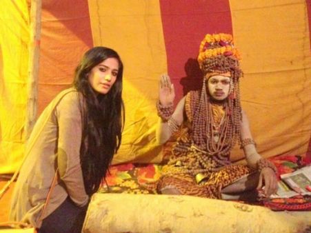 कुंभ के मेले में भी पूनम ने नहीं छोड़ा नशा
