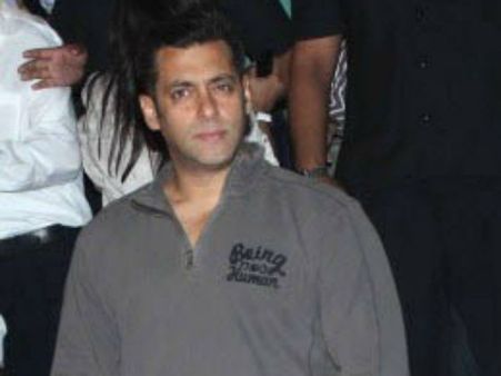 अब सलमान खोलेंगे रेस्तरां और अस्पताल