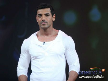 जॉन अब्राहम के बॉलीवुड में सिर्फ तीन दोस्‍त!