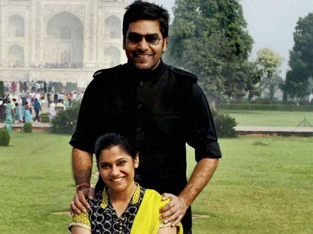 संगम की रेत पर आशुतोष और रेणुका कर रहे 'तप'