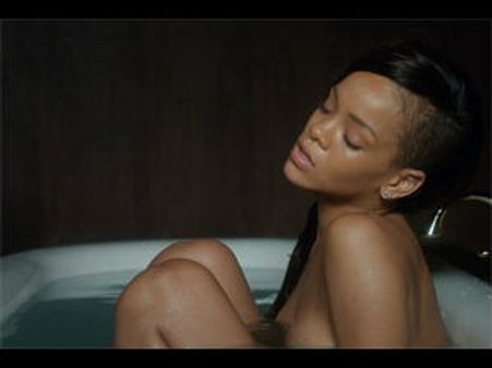 दुखी थीं इसलिए न्यूड हो गयीं रिहाना!