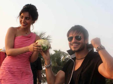 सिनेमा हॉल में जगह ही नहीं मिल रही है जयंताभाई... को