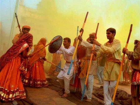 होली के हुल्‍लड़ में बॉलीवुड गीतों का तड़का