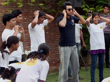 फुटबॉल खेलते वक्‍त बच्‍चों संग बच्‍चे बने रणबीर