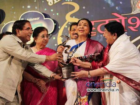 लता ने किया आशा को सम्मानित