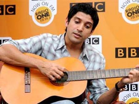 फरहान चाहते हैं हर स्कूल में मर्द कविता पढ़ाई जाए