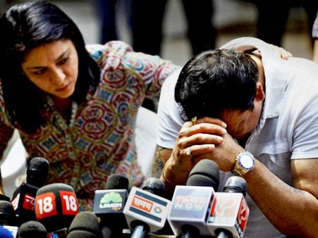 मदद के लिए मां के दरबार पहुंचे संजू बाबा