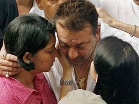 संजय दत्त को चाहिए माफी!