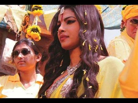 देवी बन प्रियंका मचा रही हैं बवाल