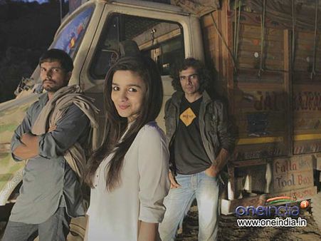 रणदीप हु्ड्डा संग मजे ले रही हैं आलिया भट्ट