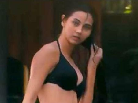 वाकई में साशा सेक्सी है यार.