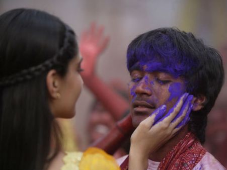 धनुष पर लाइन मार रही हैं सोनम कपूर