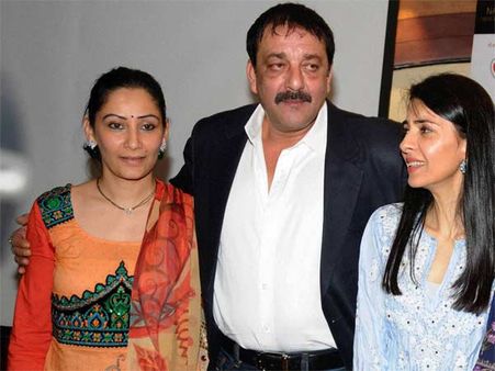 मुस्कुराते हुए कोर्ट गये संजय दत्त