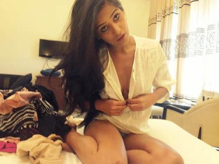 दारू पीकर पूनम ने किया ट्विटर को गर्म