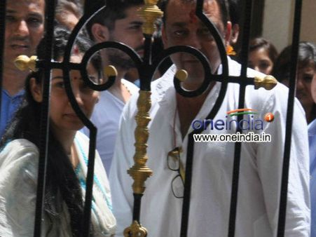 बहन-बीवी को देखकर भावुक हुए संजू