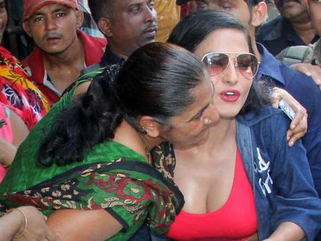 कंडोम बांटकर प्रमोशन कर रही हैं वीना मलिक