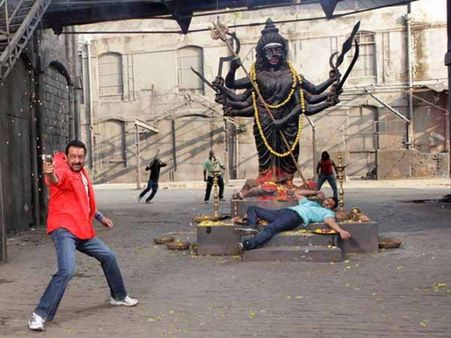 पुलिसगीरी के प्रमोशन में दत्त फैमिली को यूज कर रहे हैं निर्माता