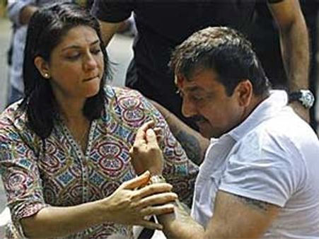 सहानुभूति के लिए प्रिया दत्त पुलिसगीरी के प्रमोशन में नहीं आईं