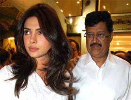 प्रियंका चोपड़ा के पिता की हालत गंभीर, शूटिंग कैंसिल!