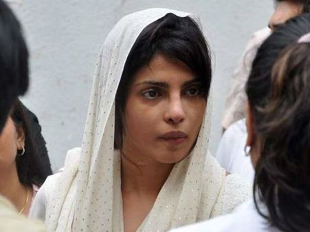 प्रियंका चोपड़ा के पिता की शोक सभा में बॉलीवुड हस्तियां