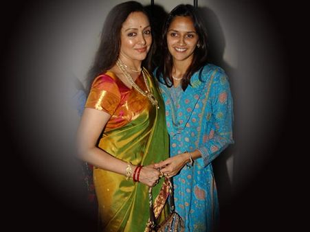 हेमा ने कहा अहाना गुपचुप सगाई करना चाहती थीं