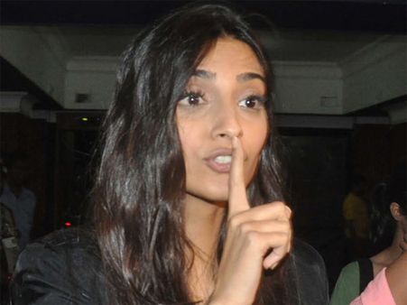 'राझणां' से हिट हुईं सोनम, पापा अनिल ने दी पार्टी