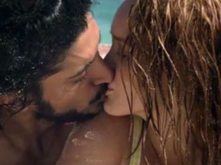 भाग मिल्खा भाग से हटाये गये लिपलॉक-इंटिमेट सींस!