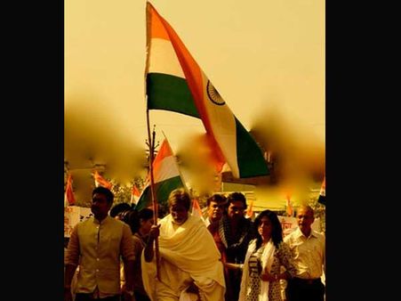 सत्याग्रह में भी झा ने लगाया आयटम का तड़का