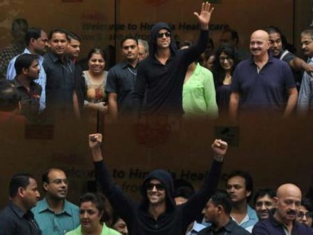 रितिक नाचते हुए निकले अस्पताल से बाहर