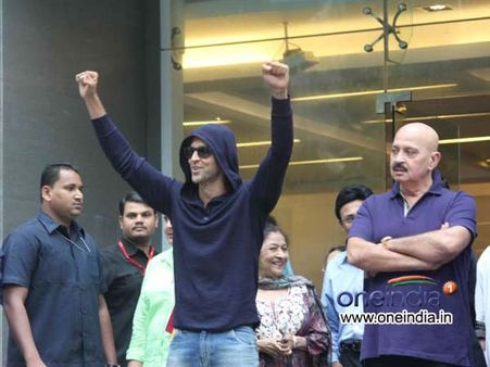 रितिक रौशन लौटे घर, धर्मेंद्र-श्रीदेवी दे रहे हैं हिदायतें