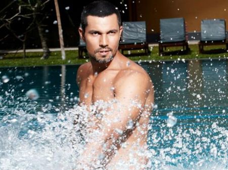 रणदीप हुड्डा ने पब्लिक प्लेस पर पी सिगरेट, केस दर्ज