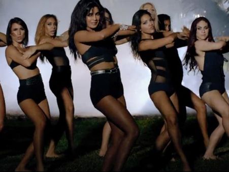 'एग्जोटिक' में प्रियंका ने ब्रिटनी का बॉडी-सूट पहना!