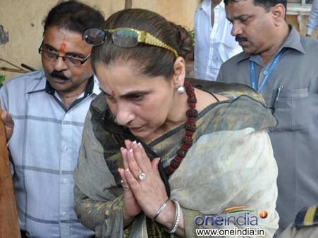 अक्षय, डिंपल की उपस्थिति में राजेश खन्ना की मूर्ति का अनावरण