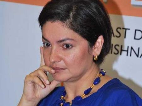 पूजा भट्ट को गाली दी पुलिस ऑफीसर ने!