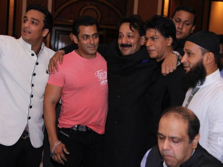 इफ्तार पार्टी में सलमान ने लगाया शाहरुख को गले