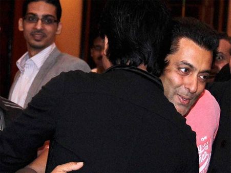 शाहरुख-सलमान के मिलने पर नेशनल हॉलीडे होना चाहिए!