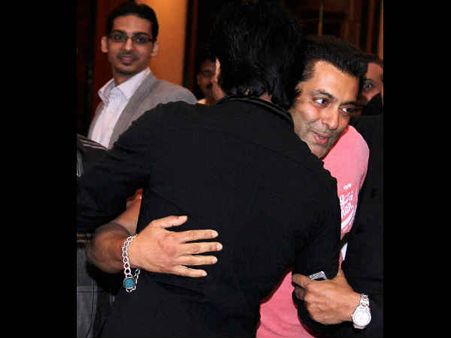 अपनी पार्टी में सलमान को दावत दे सकते हैं शाहरूख