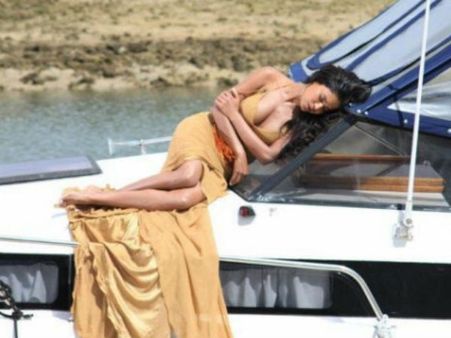 हजरत साहब के दर पर 'सुपरमॉडल' वीना मलिक..