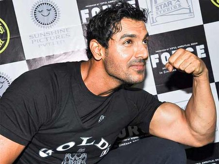 प्रिया के आने के बाद से रिस्पॉंसिबल हो गये जॉन!