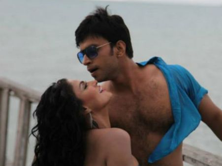 सिल्क..बनीं वीना मलिक के अश्लीलता से श्रीराम सेना नाराज