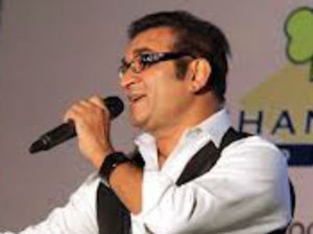 यंग एक्टर के लिए गाना चाहते हैं अभिजीत